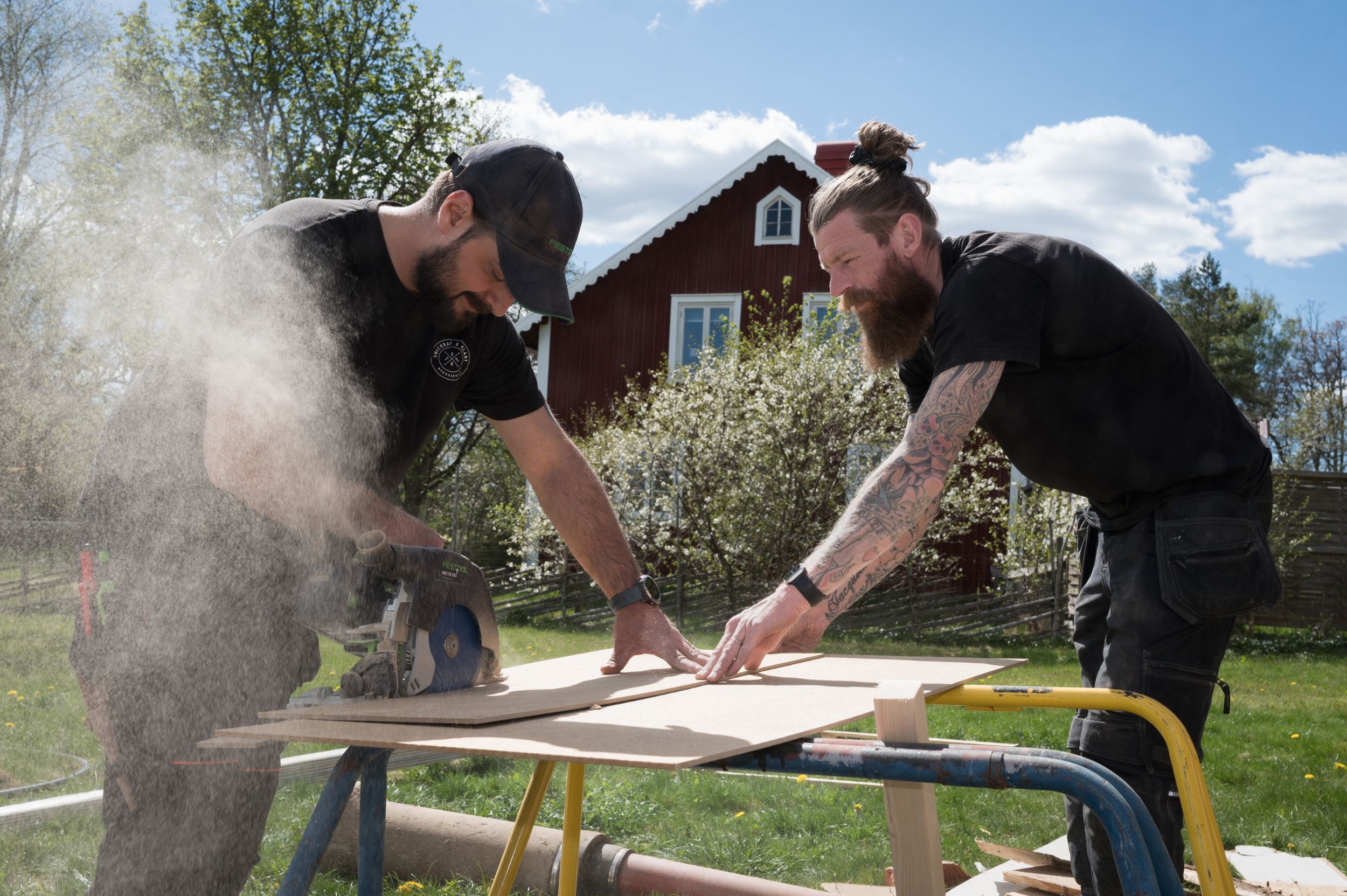 Stefan och Daniel på Snickrat och Klart sågar